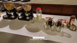 每日供应自助式早餐（每人 EUR 8）