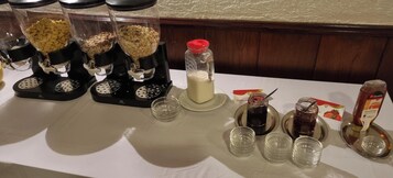 Morgunverðarhlaðborð daglega (8 EUR á mann)