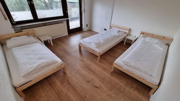 Economy driepersoonskamer, gemeenschappelijke badkamer | Een bureau, gratis wifi