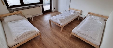 Chambre triple économique, salle de bains commune | Bureau, accÚs au Wi-Fi (inclus)