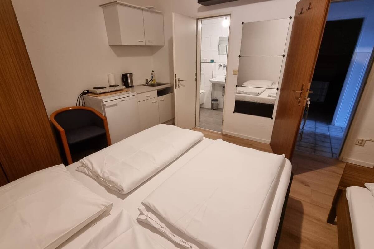 Hypo-allergenic bedding, desk, free WiFi