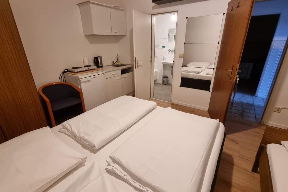 Comfort Suite, Private Bathroom (EG) | Hypo-allergenic bedding, desk, free WiFi