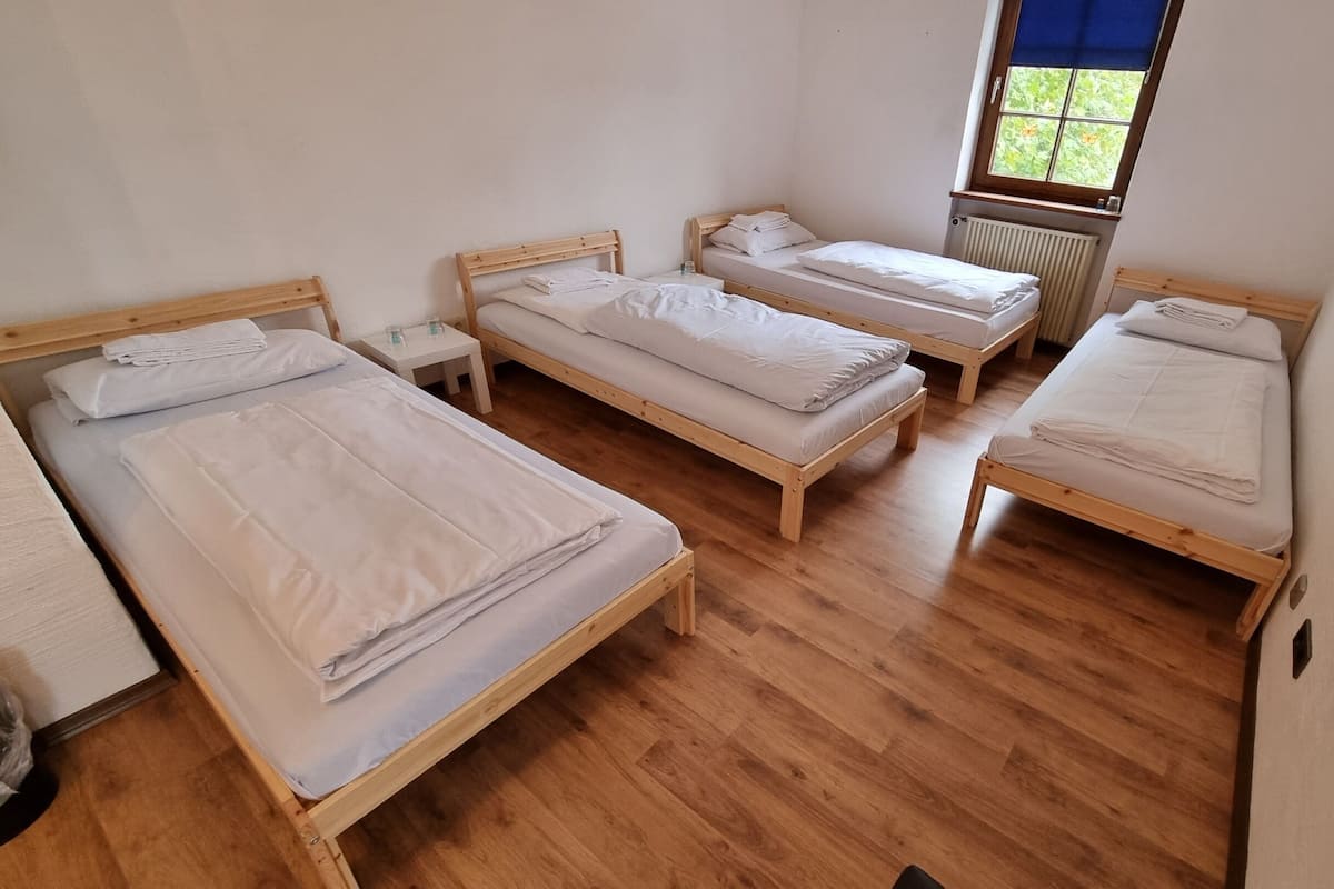 Habitación cuádruple económica, baño compartido (mit großem Balkon) | Escritorio y wifi gratis