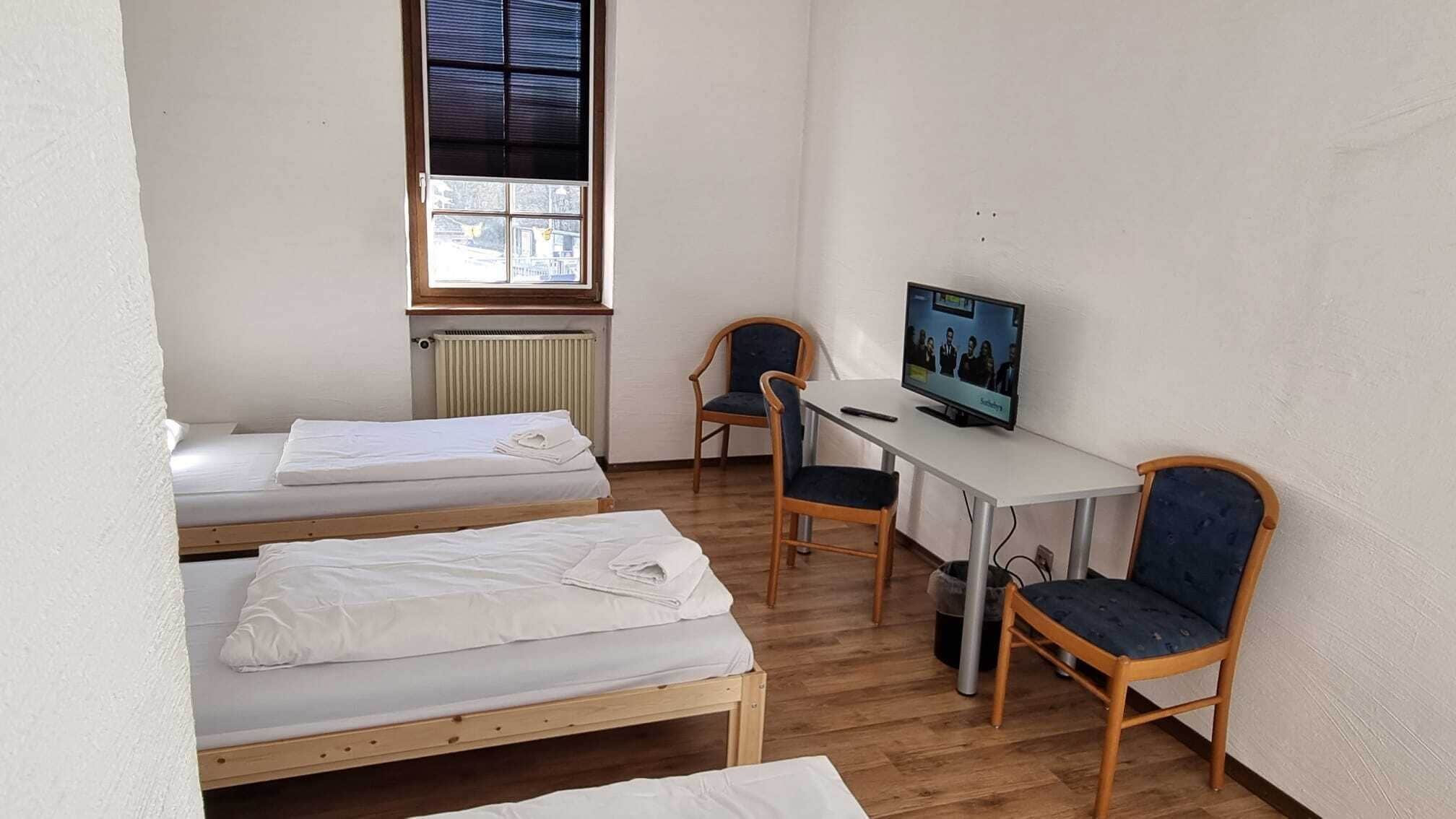 Chambre Quadruple Économique, salle de bains commune (mit großem Balkon)