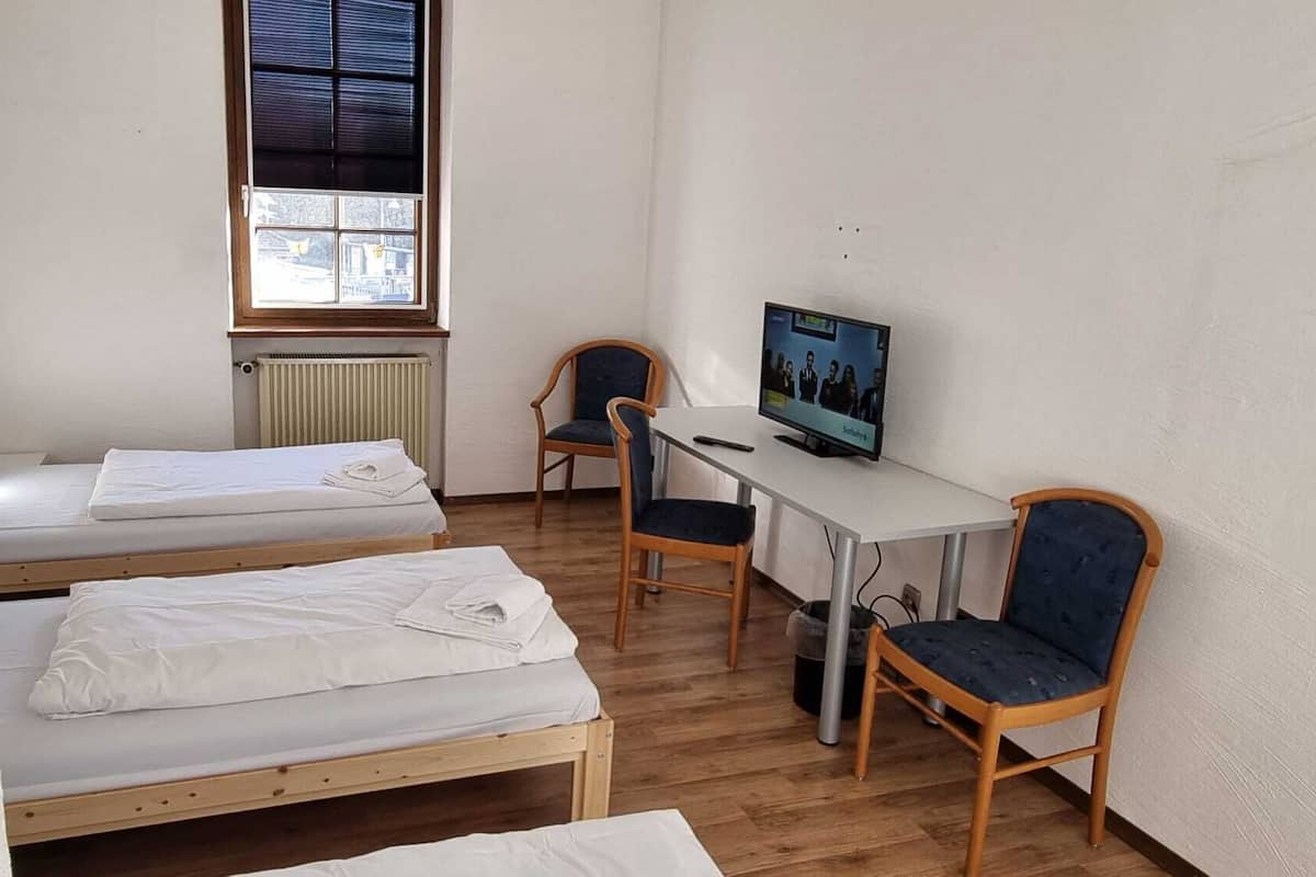 经济四人房, 公共浴室 (mit großem Balkon) | 防过敏的被褥、办公桌、免费 WiFi