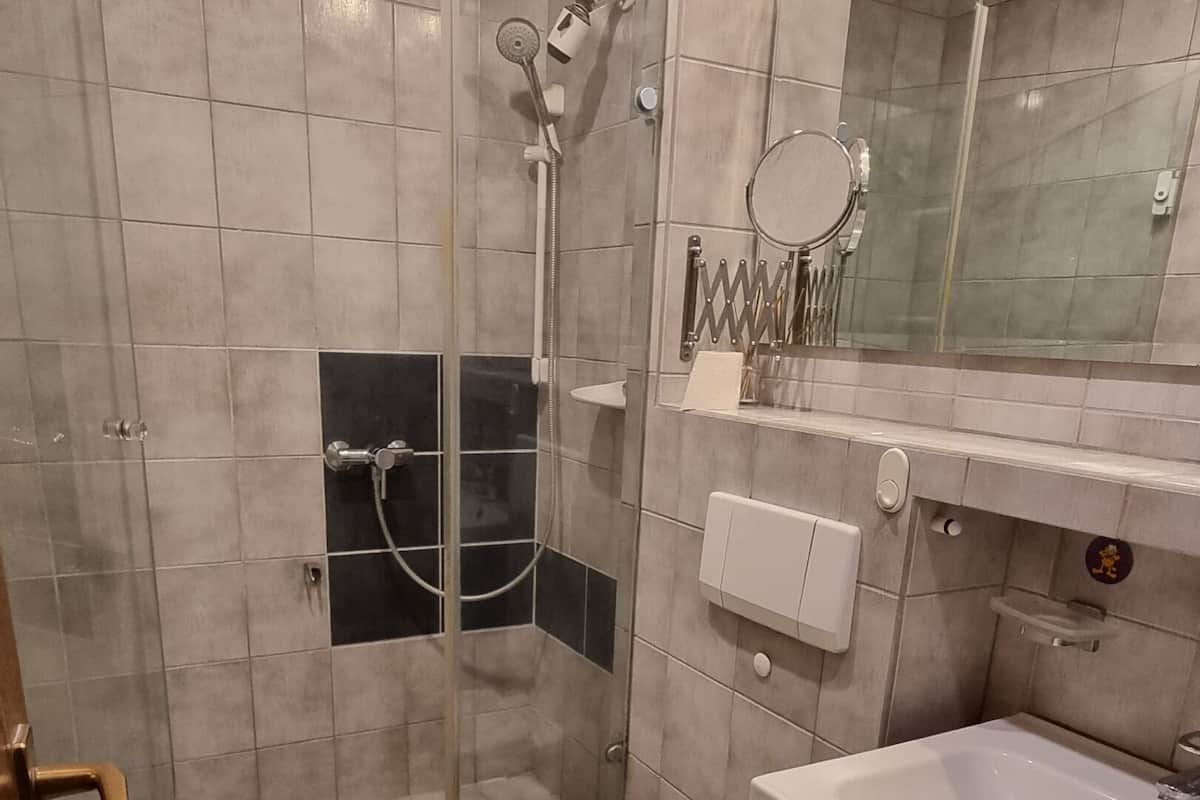 Economy Quadruple Room, Shared Bathroom (mit großem Balkon) | Bathroom