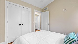 3 bedrooms, WiFi, bed sheets - Luxe by the Lake | Pool Access | Near Downtown and Lake (Union Pier)