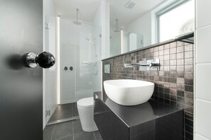 Suihku, ilmaiset hygieniatuotteet, hiustenkuivaaja, pyyhkeet