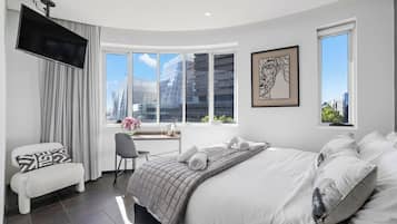 Studiosuite, byutsikt | Sengetøy av topp kvalitet, minibar og safe på rommet