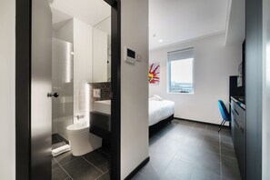 Studiosvit - utsikt mot staden | Sängtillbehör av högsta kvalitet och minibar