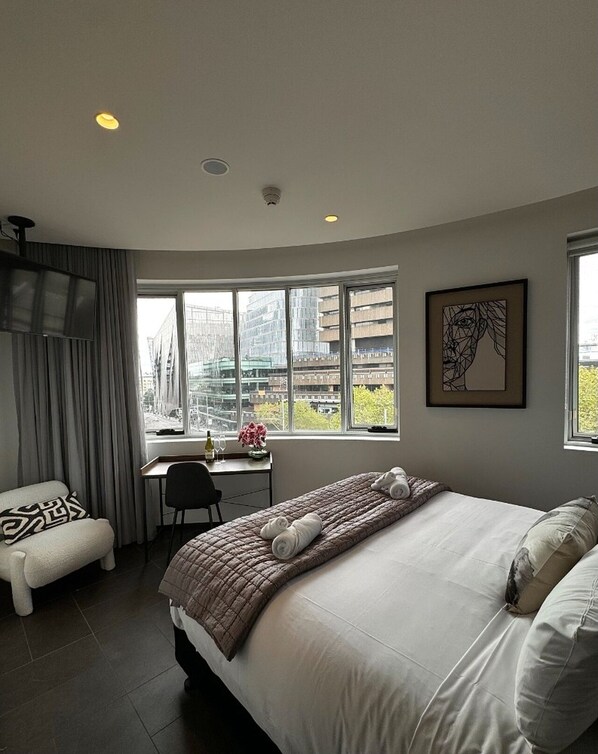 Studiosvit - utsikt mot staden | Sängtillbehör av högsta kvalitet och minibar