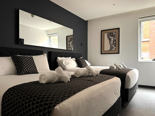 Suite estudio familiar, vista a la ciudad | Ropa de cama de alta calidad y minibar