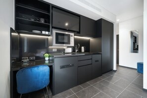 Frigobar, microondas, parrilla de estufa y cafetera de espresso