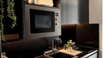 Frigorífico pequeño, microondas y placa de cocina