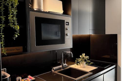Mini réfrigérateur, micro-ondes, plaque de cuisson, machine à expresso