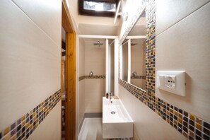 Regadera, toallas, shampoo, papel de baño 
