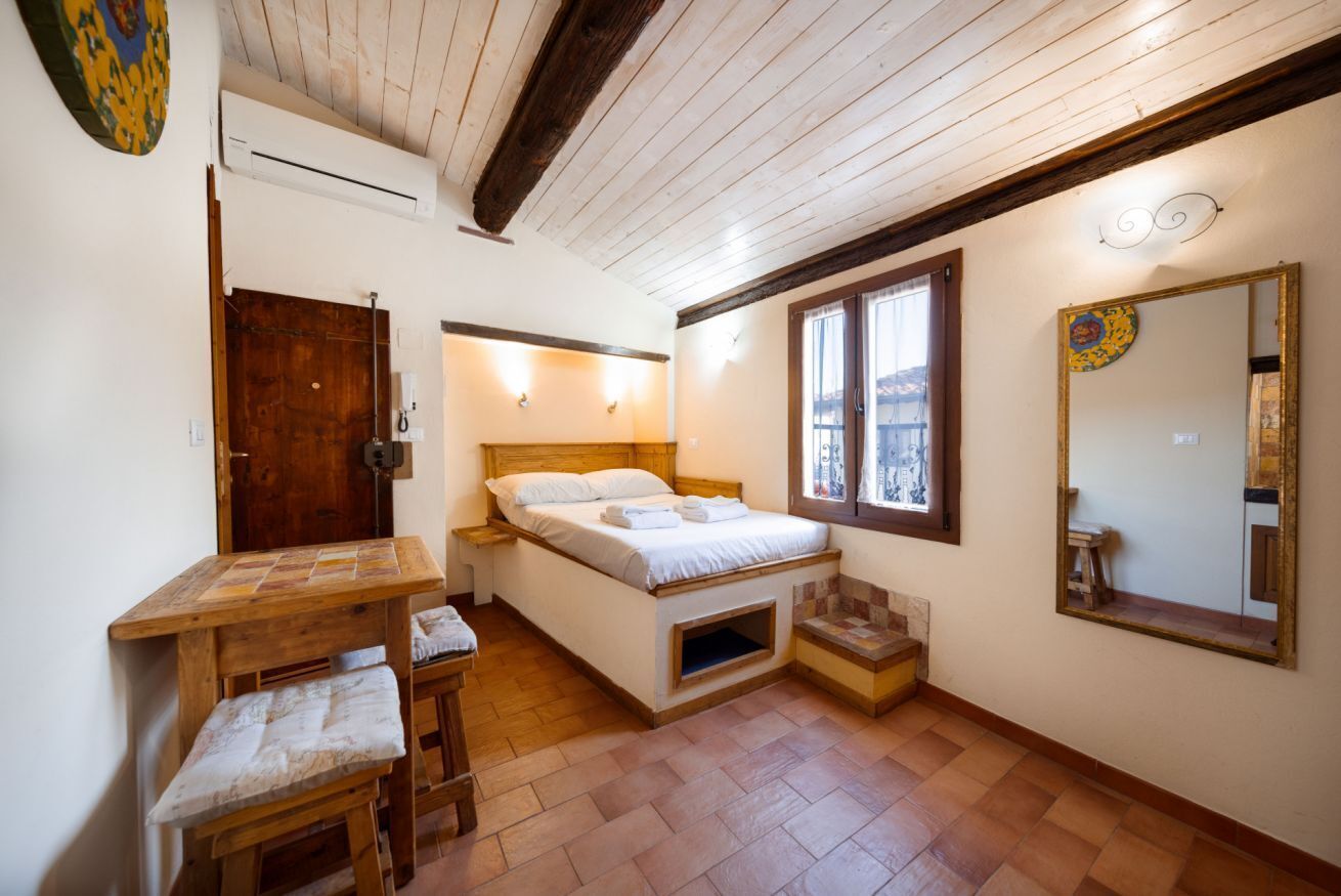 1 slaapkamer, een strijkplank/strijkijzer