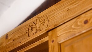 Une structure en bois ornée de motifs sculptés, qui fait probablement partie de l’architecture d’un bâtiment.