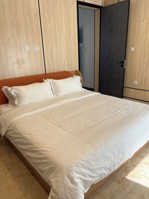 2 多间卧室、免费 WiFi、床单