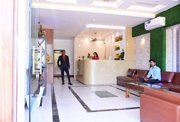 Quầy tiếp tân