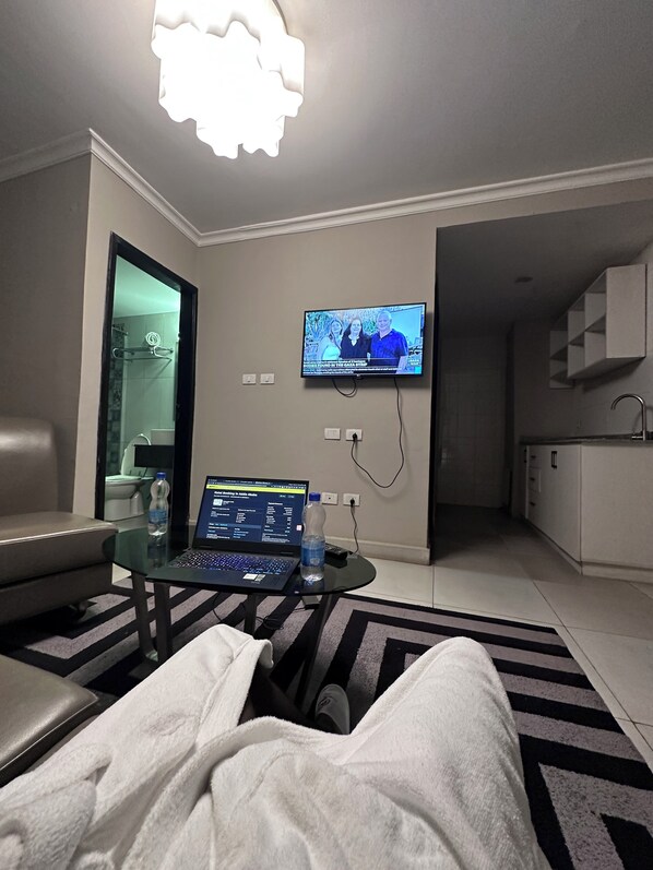 Comfort Room, Balcony, City View | Living area