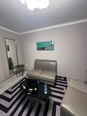 Comfort Room, Balcony, City View | Living area