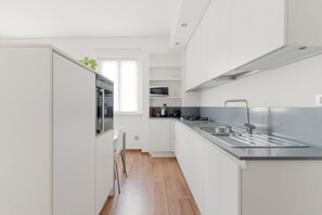 Réfrigérateur, four à micro-ondes, lave-vaisselle, grille-pain