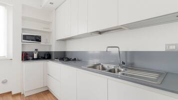 Kühlschrank, Mikrowelle, Geschirrspüler, Toaster