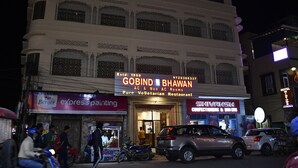 Ein Gebäude mit einem Schild, auf dem 'Gobind Bawan AC & Non AC Rooms' und 'Reines Vegetarier-Restaurant' steht.