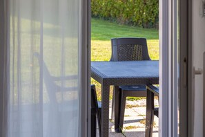 Outdoor dining - Apartment 'Penfret' with Private Terrace, Shared Garden and Wi-Fi (Fouesnant)