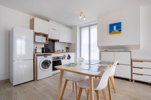 Fridge, microwave, oven, stovetop - Apartment 'Penfret' with Private Terrace, Shared Garden and Wi-Fi (Fouesnant)