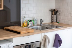 Fridge, microwave, oven, stovetop - Apartment 'Penfret' with Private Terrace, Shared Garden and Wi-Fi (Fouesnant)