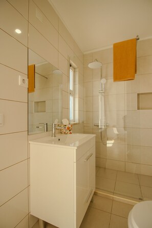 Dusche, Haartrockner, Handtücher