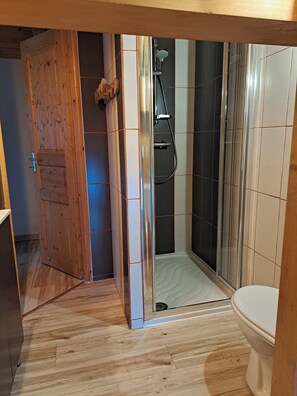 Suihku, hiustenkuivaaja, pyyhkeet