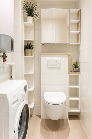 Studio | Bathroom | Free toiletries, hair dryer, towels, soap - Studio cosy proche des Buttes-Chaumont (Paris)