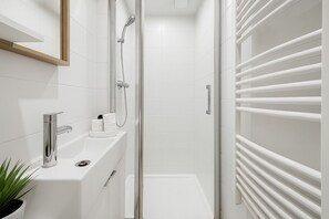 Studio | Bathroom | Free toiletries, hair dryer, towels, soap - Studio cosy proche des Buttes-Chaumont (Paris)
