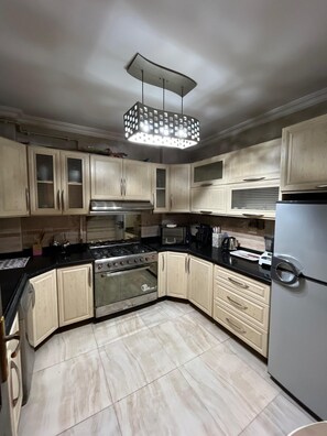 Luxury Apartment, City View | Private kitchen
