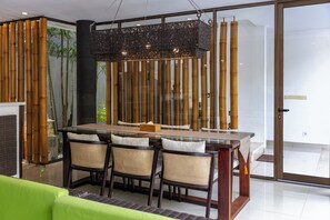 Vila luxo, sacada, vista para o jardim | Área de estar