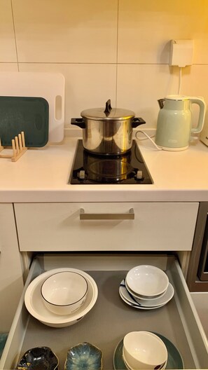 Studio Suite tiện nghi đơn giản, quang cảnh thành phố | Bếp nhỏ riêng | Lò vi sóng, bếp nấu, dụng cụ nấu nướng/bát dĩa/dao nĩa