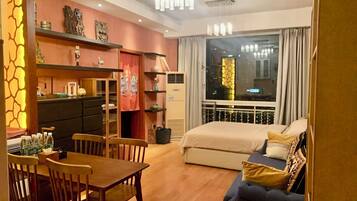 Suite estudio Confort, vista a la ciudad | Cortinas blackout, insonorización y tabla de planchar con plancha