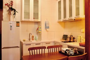 Comfort studio suite, uitzicht op stad | Privékitchenette | Een magnetron, een kookplaat, kookgerei, borden en bestek