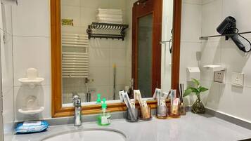 Suite estudio Confort, vista a la ciudad | Baño | Regadera, amenidades de baño gratuitas, secadora de cabello, pantuflas