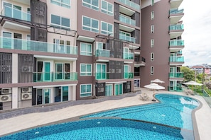 Una piscina al aire libre