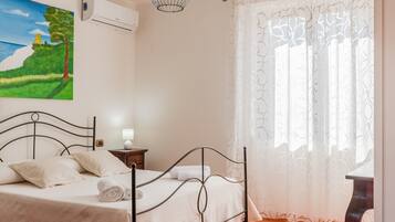 1 bedroom, bed sheets