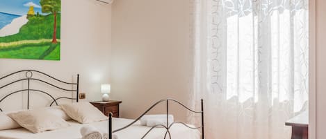 1 bedroom, bed sheets