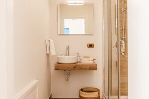 Shower, hair dryer, towels - Apartment 'Quadrone Torre Salsa' with Sea View, Shared Terrace and Air Conditioning (Montallegro)