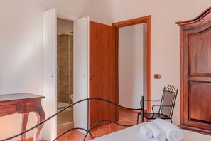 1 bedroom, bed sheets