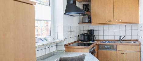 Kühlschrank, Mikrowelle, Ofen, Herdplatte