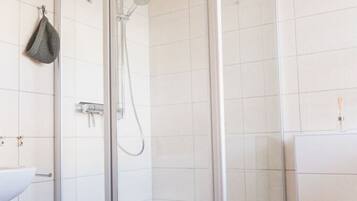 Dusche, Haartrockner, HandtĂŒcher