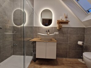 Dusj, hårføner og håndklær